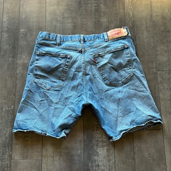 Men's  Levi's Jorts or Jean Shorts w/Distressing Under Right Pocket & Left Leg - Picture 2 of 3